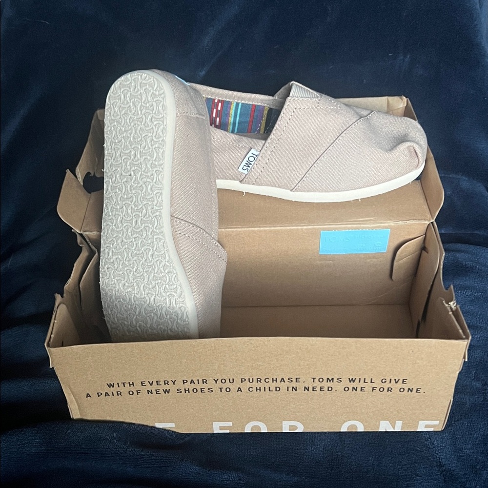 TOMS women size 6 light grey